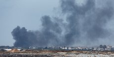 La fumée s'élève après une explosion dans le nord de la bande de Gaza