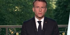Emmanuel Macron a dit vouloir « tendre la main à tous ceux qui sont prêts à venir gouverner » avec lui et excluant toute démission quelle qu'en soit l'issue du scrutin.