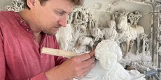 Ianek Kocher,
tailleur-sculpteur
en pleine
réfection de
décor de pierre
de la chapelle.