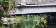 Le petit capteur installé sous le pont permet à vorteX-io de récolter des données sur les cours d'eau à ses clients.