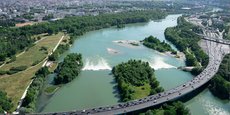 98 % de l'eau potable distribuée aux Grand Lyonnais est captée depuis la station de pompage de Crépieux-Charmy, qui prélève l'eau du Rhône. Le fleuve, le plus puissant d'Europe, voit ses débits d'étiage diminuer en période estivale en raison du changement climatique (-20 % attendu en moyenne entre aujourd'hui et 2050), mais fait aussi face à des pollutions. Ici, le Rhône au niveau de la commune de Jonage, à l'entrée de Lyon.