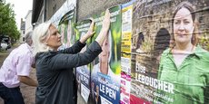 Marie-Caroline Le Pen colle des affiches et discute avec des habitants dans la 4e circonscription de la Sarthe, mercredi.