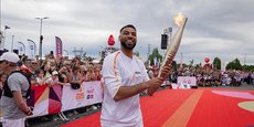Le champion olympique 2021 Earvin Ngapeth portant la flamme dans la Vienne, à l’Arena Futuroscope, le 25 mai.