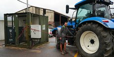 Antoine Gaber, agriculteur, fait le plein de son tracteur 100% au biométhane