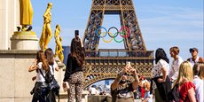 Les anneaux olympiques sur la tour Eiffel, depuis l’esplanade du Trocadéro.