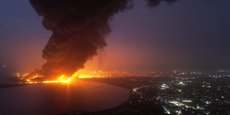 D'épais panaches de fumée noire couvrent la zone portuaire d'Hodeida