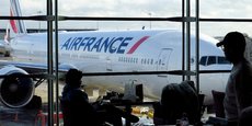 Photo d'archives: Des passagers attendent un vol Air-France