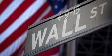 Panneau indiquant Wall Street à l'extérieur de la Bourse de New York