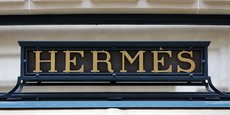 Une enseigne Hermes devant l'un des magasins parisiens du groupe