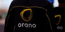 Logo d'Orano sur la veste d'un employé, à Flamanville
