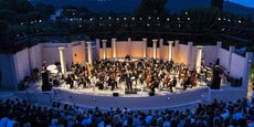 Pour ses 40 ans, le festival provençal met en scène musique et photographie et fait revivre Simone Veil ainsi que le duo Poiret-Serrault.