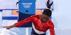 Simone Biles trébuche lors de sa réception aux JO de Tokyo, le 27 juillet 2021.