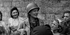 Lee Miller et des enfants à Saint-Malo, en août 1944. L’autel en hommage à Lee Miller par Claire Tabouret pour l’exposition « Forces vives ».