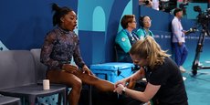 Simone Biles se faisant soigner durant les Jeux de Paris.