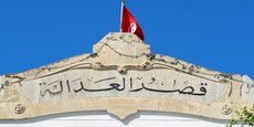 Un drapeau tunisien flotte au sommet du Palais de Justice à Tunis