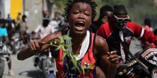 Une femme lors d'une manifestation demandant l'aide du gouvernement pour lutter contre la violence des gangs