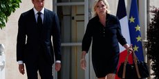 Marine Le Pen et Jordan Bardella se promènent à l'extérieur du Palais de l'Élysée