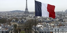 Une vue de Paris montre le drapeau français au-dessus de l'horizon de la capitale française