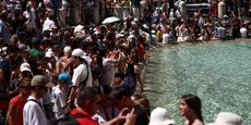 Touristes à la fontaine de Trevi à Rome