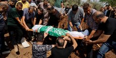 Des personnes en deuil assistent aux funérailles de Loujain Musleh, une Palestinienne tuée lors d'une opération militaire à Kafr Dan, près de Jénine.