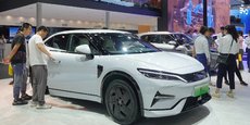 Au salon de l'automobile de Changchun, le 17 juillet dernier, des visiteurs découvrent un modèle du constructeur chinois BYD.