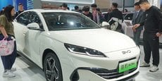 La berline BYD SEAL sera disponible à 25.000 euros hors taxes pour les chauffeurs (contre un prix de base de 39.158 euros hors taxe).