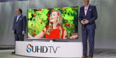 Les nouvelles TV de Samsung auront pour la moitié d'entre elles des écrans incurvés, qui deviennent un standard, apportant « plus de profondeur » et « faisant ressembler la TV à une œuvre d'art lorsqu'elle est accrochée au mur. »