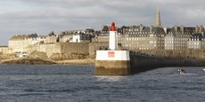 Le littoral breton (ici Saint-Malo) est une destination phare des vacances de la Toussaint.
