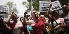 Des femmes de l'All India Democratic Women's Association (AIDWA) manifestent après le meurtre de deux jeunes filles à New Delhi en mai 2014.