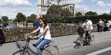 Selon une étude de l'Institut Paris Région (IPR), 'les Parisiens utilisent plus le vélo, choisi pour 11,2% des déplacements intra-muros, que la voiture, avec 4,3% (Photo d'illustration).