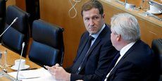 Le socialiste Paul Magnette, ministre-président de la région de Wallonie, avec son vice-ministre-président, Jean-Claude Marcourt (de dos), vendredi 14 octobre 2016, lors du débat sur le CETA, au parlement de Wallonie, à Namur (Belgique).