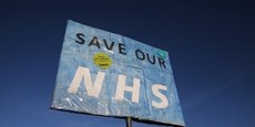 Le NHS traverse désormais crise profonde, miné par des décennies de politiques d'austérité et plus récemment les conséquences de la pandémie.