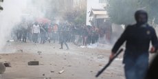 Des heurts ont éclaté, mardi 9 janvier à Tebourba (une trentaine de kilomètres à l'ouest de de la capitale Tunis) entre manifestants et forces de l'ordre, après l'enterrement d'un jeune homme, décédé lors des manifestations de la veille.