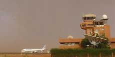 A défaut de la libéralisation du ciel africain, ce sont les compagnies étrangères qui dominent le trafic sur le Continent. Ici, un avion d’Air France sur le tarmac de l’Aéroport de Niamey au Niger.