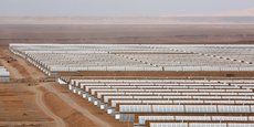 Vue aérienne d'une partie des installations de la station solaire Noor, près de la ville de Ouarzazate au Maroc.