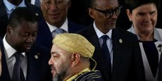 Le roi du Maroc Mohammed VI aux côtés du président togolais et président en exercice de la CEDEAO, Faure Gnassingbé, et du président rwandais et président de l'Union Africaine Paul Kagame, lors du Sommet UA-UE qui s'est tenu en novembre 2017 à Abidjan.