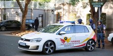 Des membres de l'unité spéciale Hawks en faction devant la résidence des Gupta à Johannesburg,