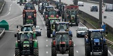 Les agriculteurs entament mardi leur deuxième jour de blocage d'axes stratégiques autour de Paris, déterminés à montrer qu'ils peuvent tenir plusieurs jours