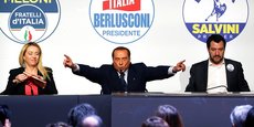 Silvio Berlusconi en compagnie de la cheffe de Fratellli D'Italia Giorgia Meloni et du leader de la Ligue du Nord Matteo Salvini lors d'un meeting à Rome, jeudi.