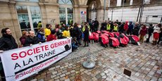 Au Climate Finance Day organisé début décembre à Bercy, des militants des Amis de la Terre avaient défilé déguisés en escargots en tenue rouge et noire, couleurs de la banque, tandis que d'autres portaient des banderoles Société Générale à la traîne #StopRioGrandeLNG.