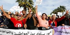 Des manifestants lors de la marche pour l'égalité hommes-femmes, le 10 mars 2018 dans la capitale Tunis.