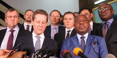 Le ministre congolais des Mines (à droite, premier plan), Martin Kabwelulu, en compagnie des patrons des groupes miniers locaux, lors de la conférence organisée à l'issue de la rencontre avec le président de la RDC, Joseph Kabila, le 7 mars 2018 à Kinshasa.