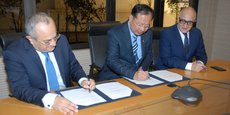 Le mémorandum entre BMCEBOA et CDB a été signé par le DG délégué de la banque marocaine, Brahim Benjelloun Touimi (gauche) et par Liu Xin (droite), DG de la branche Zhejiang de l'établissement chinois