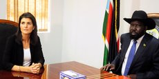 Les USA durcissent le ton face au gouvernement sud-soudanais. Ici, le président du Soudan du Sud, Salva Kiir, rencontre l'ambassadeur des États-Unis aux Nations Unies, Nikki Haley, à Juba, le 25 octobre 2017.