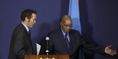 Seretse Khama Ian Khama et l'ex-président sud-africain Jacob Zuma, lors d'une conférence de presse conjointe, le 5 octobre 2010 à Pretoria.