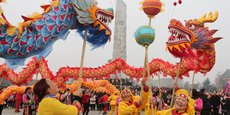 La population de Mianyang, dans la province chinoise du Sichuan, fête le premier jour du nouvel an lunaire, le 16 février 2018, par des danses du dragon.