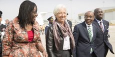 (De g. à d.) Kemi Adeosun, ministre nigériane des Finances, Christine Lagarde, directrice générale du FMI, et Godwin Emefiele, gouverneur de Banque centrale du Nigeria, à leur arrivé à l'aéroport international Nnamdi Azikiwe d'Abuja, le 4 janvier 2016.