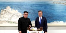 Les dirigeants des deux Corée, Kim Jong Un (à gauche) et Moon Jae-in (à droite).