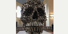 L’œuvre Very Hungry God, sculpture monumentale de l’artiste indien Subodh Gupta, appartenant aujourd’hui à la collection Pinault, a été assemblée et installée dans chaque lieu d’exposition par c.H-D.