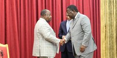 Le président Gabonais Ali Bongo et le Premier ministre démissionnaire Emmanuel Issoze Ngondet.